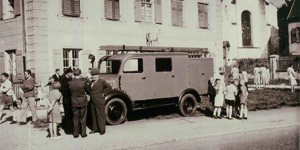 LF8 der Freiwilligen Feuerwehr Forstenried mit Tragkraftspritzenanhänger